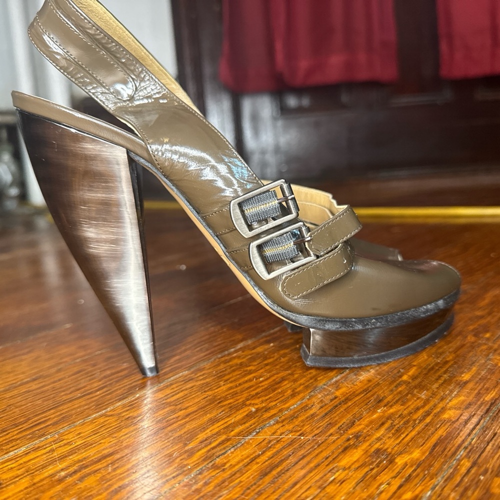 Chloe Patent Leather Horseshoe Slingback heels, size 39